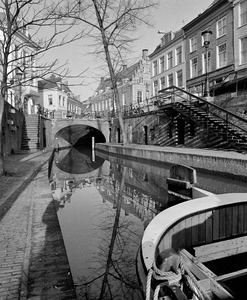 856223 Gezicht op de Nieuwegracht te Utrecht, met de Pausdambrug.